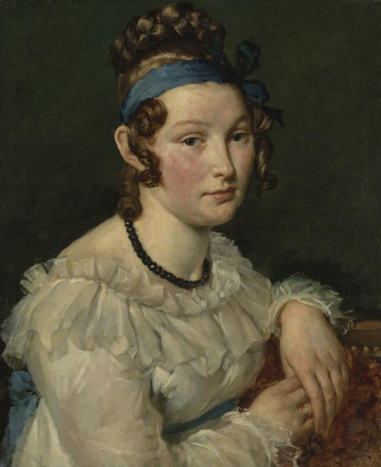 Jeune femme en buste portant un collier de jais
