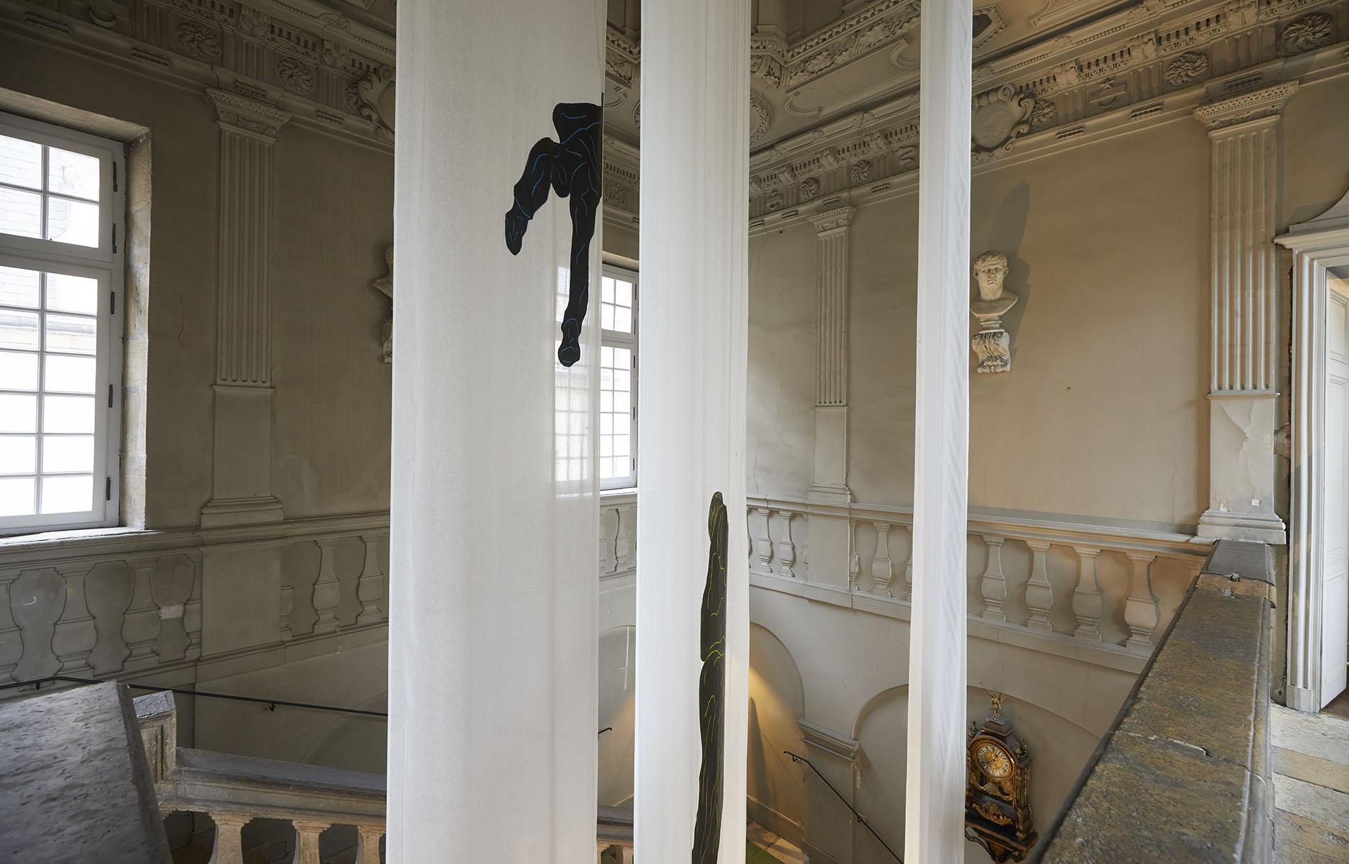 Installation de l'œuvre "Vois là" dans la cage d'escalier de l'hôtel Lantin